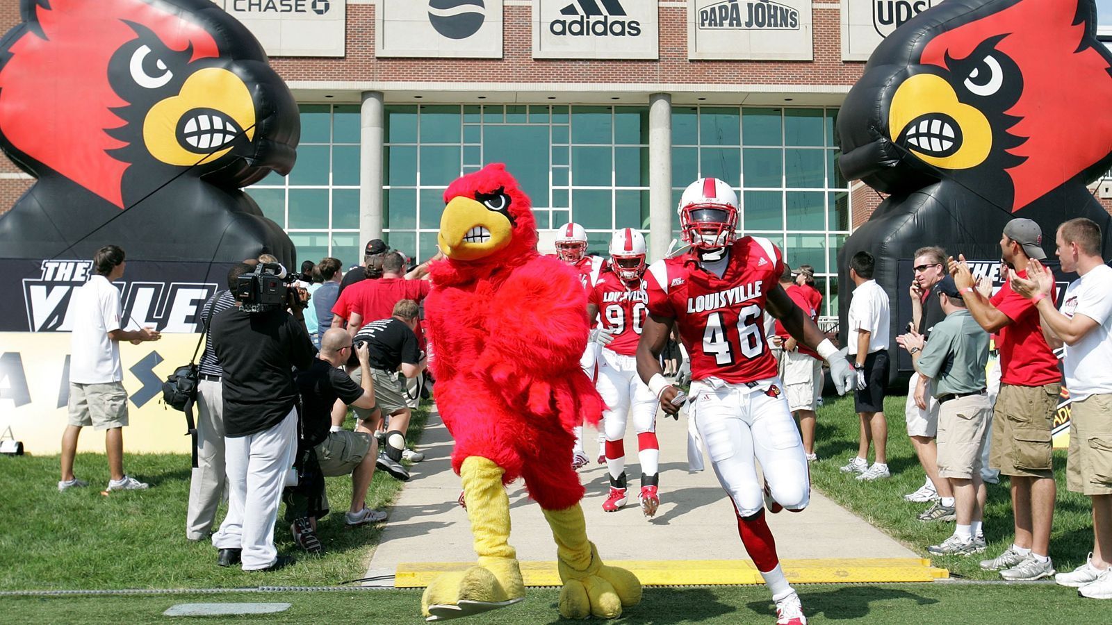 
                <strong>Ein 50-Pfund-Vogel am Spielfeldrand</strong><br>
                Seit 1913 feuert "Louie" der Kardinal die Sportteams der University of Louisville an. Dabei ist die Spezies des "Northern Cardinal" der "Staatsvogel" von Kentucky (Louisvilles Heimatstaat). Eine stattliche sportliche Leistung erbringt auch die Person im Kostüm - dieses wiegt satte 23 Kilogramm.
              