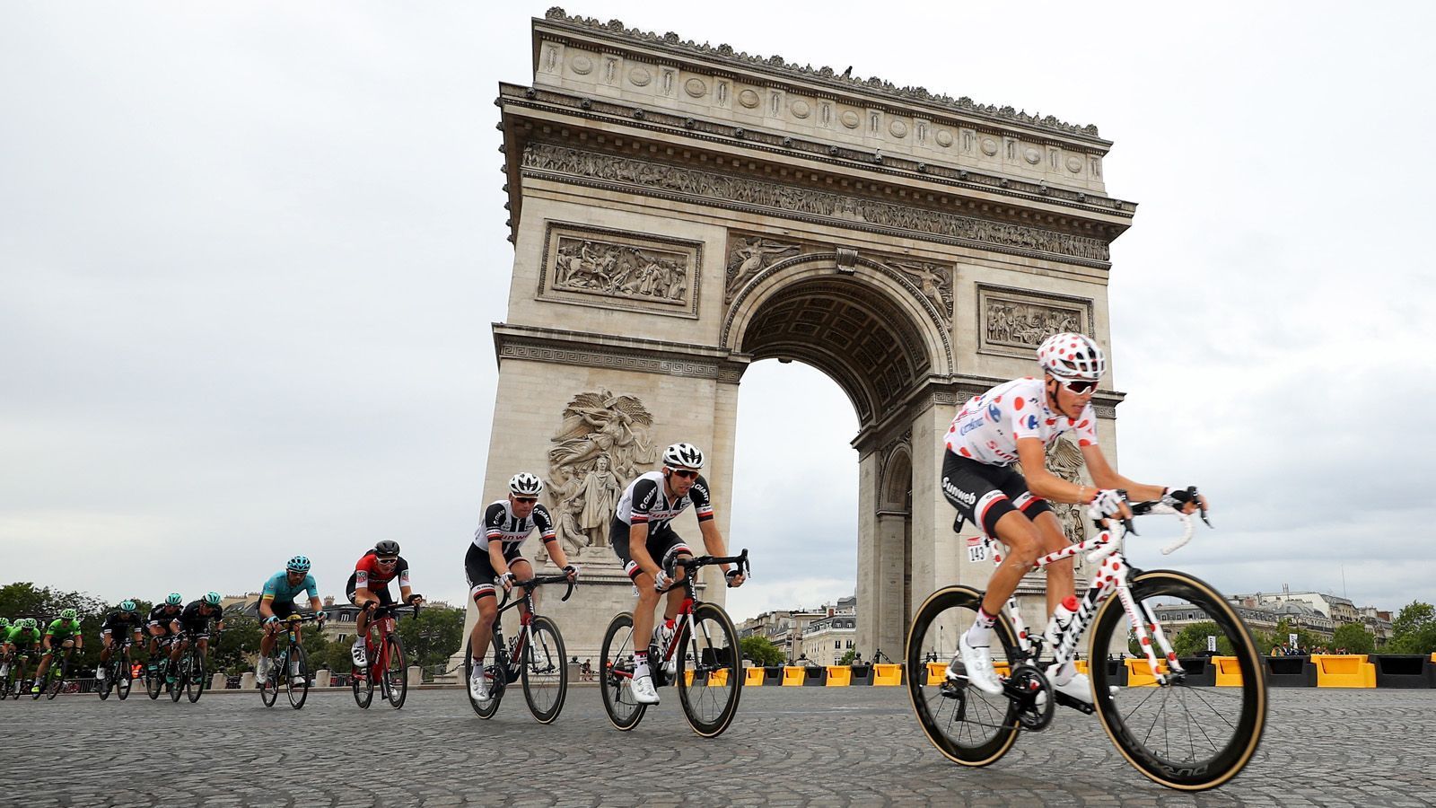 
                <strong>Die Preisgelder bei der Tour de France</strong><br>
                Drei Wochen körperliche Höchstleistungen und über 3.000 Kilometer liegen hinter den Profis der Tour de France, wenn sie in Paris den Champs-Elysees überqueren. Die Frankreich-Tour (6. Juli bis 28. Juli 2019) zählt zu den prestigeträchtigsten Veranstaltungen im Sportkalender, doch die Preisgelder sind vergleichsweise gering. ran.de zeigt, was die Radfahrer in diesem Jahr beim härtesten Radrennen der Welt kassieren. (Quelle: Kicker)
              