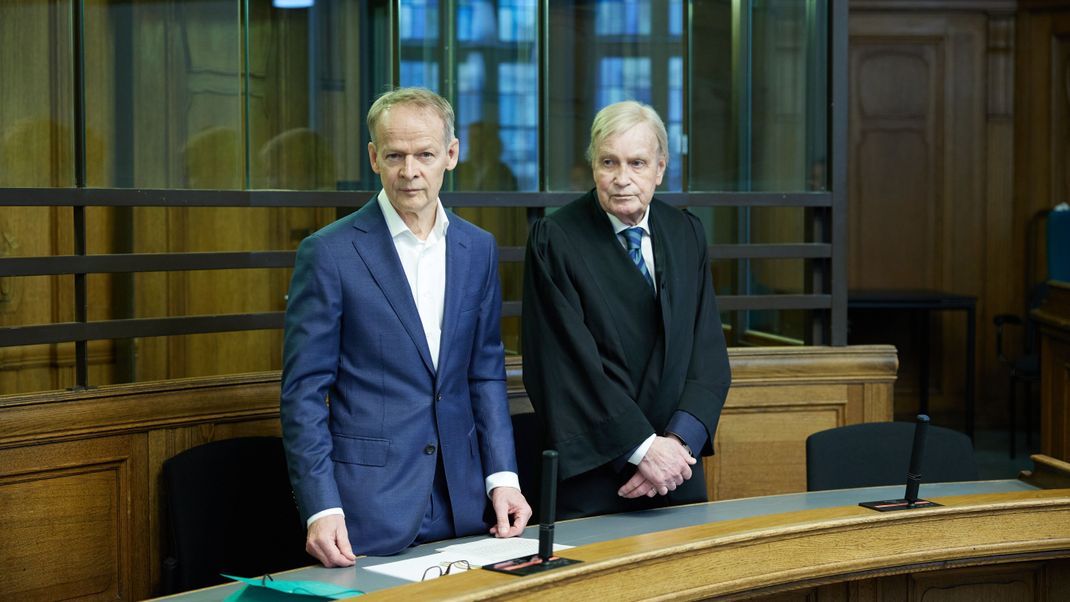 Der angeklagte Arzt Christoph Turowski (l) und sein Anwalt Thomas Baumeyer beim Prozessauftakt im Gerichtssaal 500 des Kriminalgerichts Moabit.