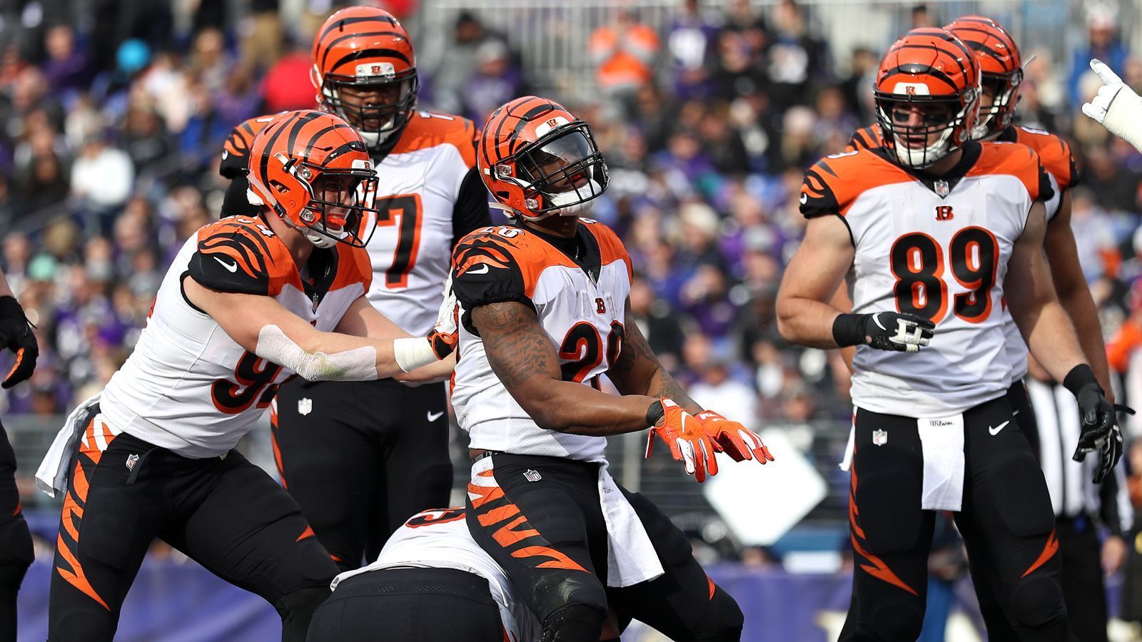 
                <strong>Cincinnati Bengals</strong><br>
                Platz 17: Cincinnati BengalsDurchschnittliche Zahlung an einen Spieler im Jahr: 2,905,621 Millionen Dollar (umgerecnet: 2,5615 Mio. Euro)
              