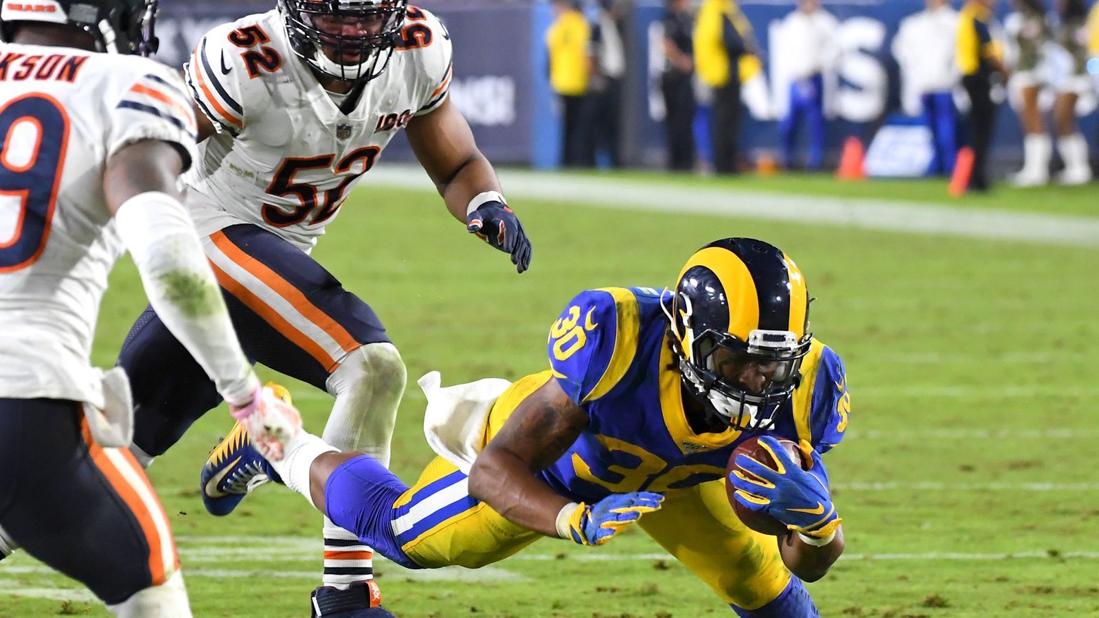 
                <strong>Gewinner: Todd Gurley</strong><br>
                Er ist offenbar wieder da: Nach einer für seine Verhältnisse bislang bescheidenen Saison ist der Running Back beim 17:7 seiner Los Angeles Rams gegen die Chicago Bears der Matchwinner, läuft für 97 und fängt für 36 Yards, zudem steuert er einen Touchdown bei. "Das hat sich angefühlt wie der alte Todd", sagte Gurley. "Er war ein großer Teil unseres Erfolgs", lobte Head Coach Sean McVay.
              