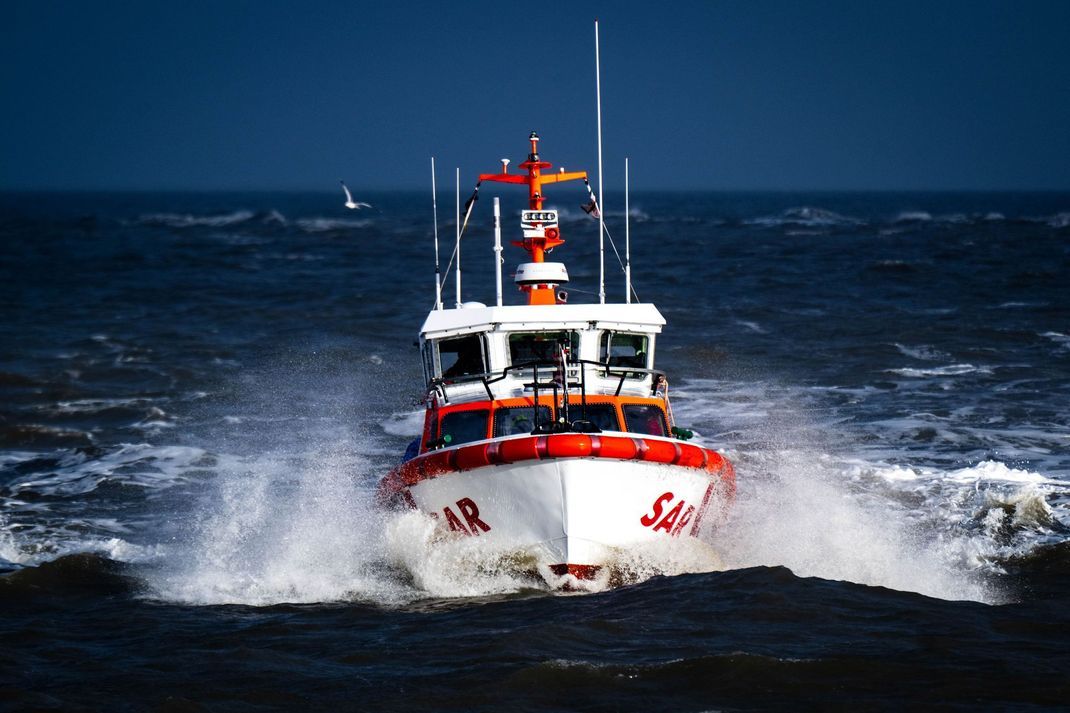 Helfer suchen in der Nordsee gleich nach zwei Vermissten. (Symbolbild)