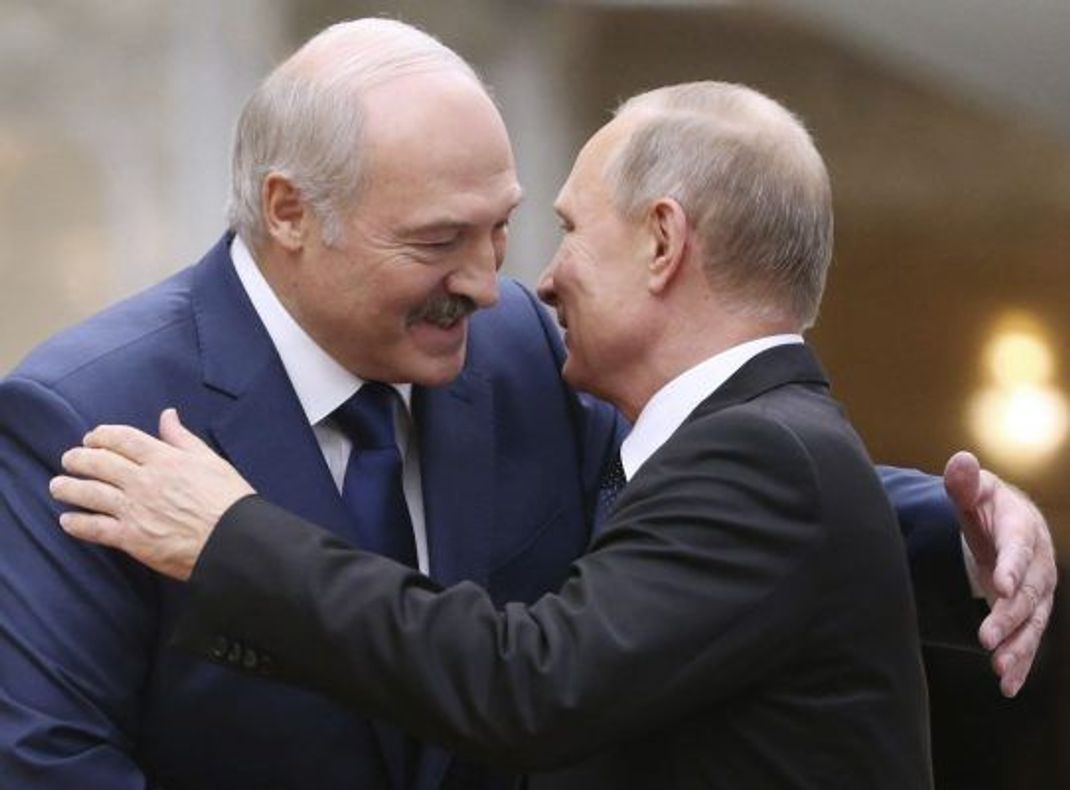 Alexander Lukashenko (links) umarmt den russischen Präsidenten Vladimir Putin. Beide sind an einem engen Verhältnis interessiert.