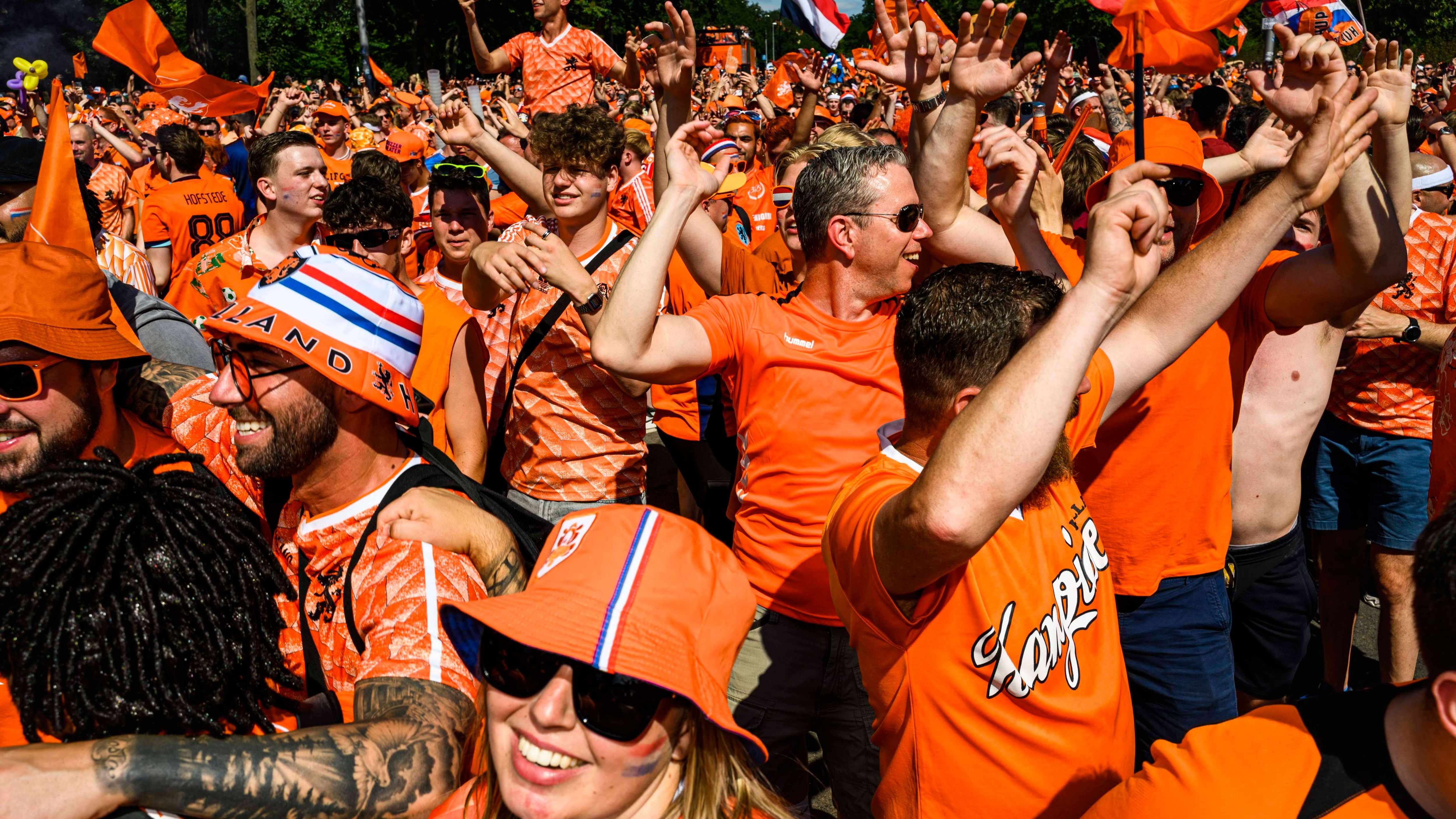 <strong>Ausgelassene Stimmung bei Oranje</strong>&nbsp;<br>Rund 20.000 Oranje-Fans stimmten sich in Berlin bei einem ausgelassenen Fanmarsch zum Olympiastadion ein. Dort traf die niederländische Mannschaft auf das ÖFB-Team.