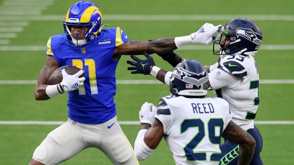 
                <strong>NFC West</strong><br>
                Mindestens genau so spannend, jedoch deutlich hochwertiger, ist die NFC West. Sowohl die Arizona Cardinals, als auch die Los Angeles Rams sowie die Seattle Seahawks stehen alle bei 6-3 - auch in dieser Reihenfolge - an der Spitze der Division. Gut möglich, dass jedes der drei Teams in die Playoffs kommt. Denn: Theoretisch sind seit dieser Saison sogar alle vier Teams eine Division in den Playoffs möglich, jedoch müssten sich die San Francisco 49ers bei ihrer aktuellen Bilanz (4-6) dazu schon gehörig strecken.
              