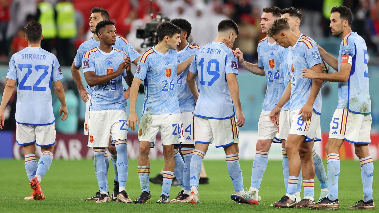 
                <strong>Spanien</strong><br>
                AS: "ES IST VORBEI! Schade um die WM! Das Spiel der tausend Pässe knallt gegen eine Mauer. Adios WM. Als wir gegen Costa Rica 7:0 gewannen, glaubten wir, wir seien die Könige, doch wir waren nur Bettler. Spanien vergeigt das Achtelfinale auf peinliche Art und Weise gegen Marokko. Hakimis Elfmeter war ein Dolch in das Herz eines ganzen Landes. Luis Enrique scheitert mit seinem Plan. Desaströs, wie Spanien das Elfmeterschießen durchzog. Es fehlten diesmal Klarheit, Präzision und Passgeschwindigkeit. Dieser verdammte Ballbesitz. Die Nationalmannschaft sollte sich in eine Ecke hinstellen und darüber nachdenken: Welchen Spielstil wollen wir?"
              