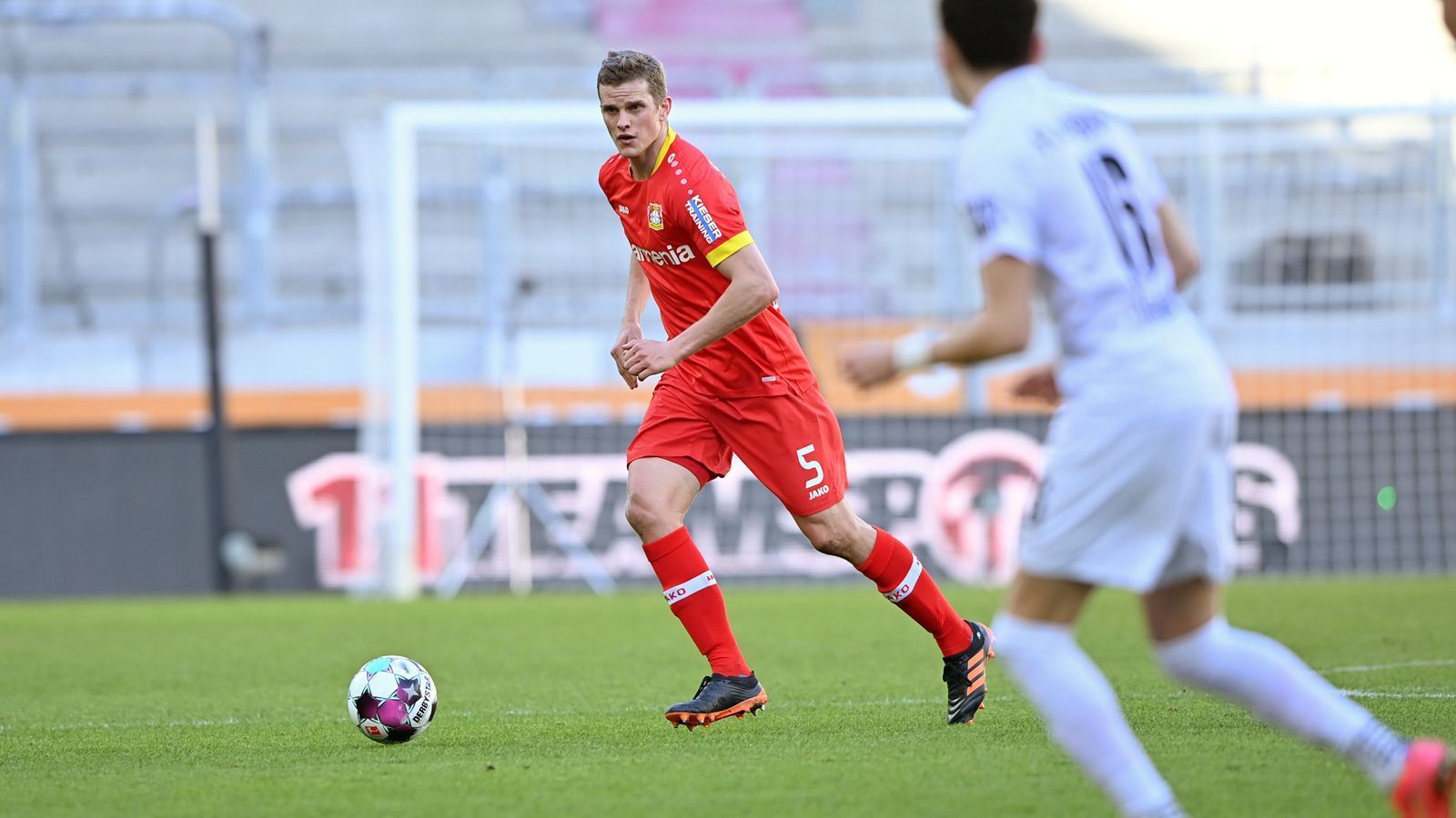 
                <strong>Sven Bender (zuletzt Bayer Leverkusen)</strong><br>
                ... sowohl Lars als auch Sven kicken nun bei ihrem bayerischen Heimatklub TSV Brannenburg im Amateurbereich noch weiter. Zusammen bringen die Bender-Zwillinge die Erfahrung von 519 Partien in der Bundesliga mit nach Brannenburg. Der größere Titelsammler der beiden Zwillinge war Sven Bender, der zunächst von Lars getrennt zu Borussia Dortmund wechselte und mit dem BVB unter anderem je zwei Mal Meister bzw. DFB-Pokalsieger wurde.
              