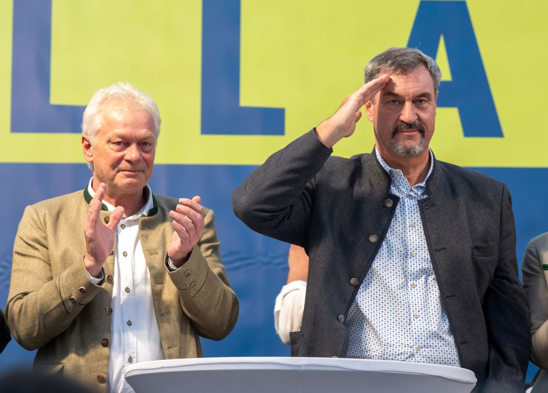 Bayerns Regierungschef Söder (rechts) hat auf dem Volksfest Gillamoos vor der AfD gewarnt.
