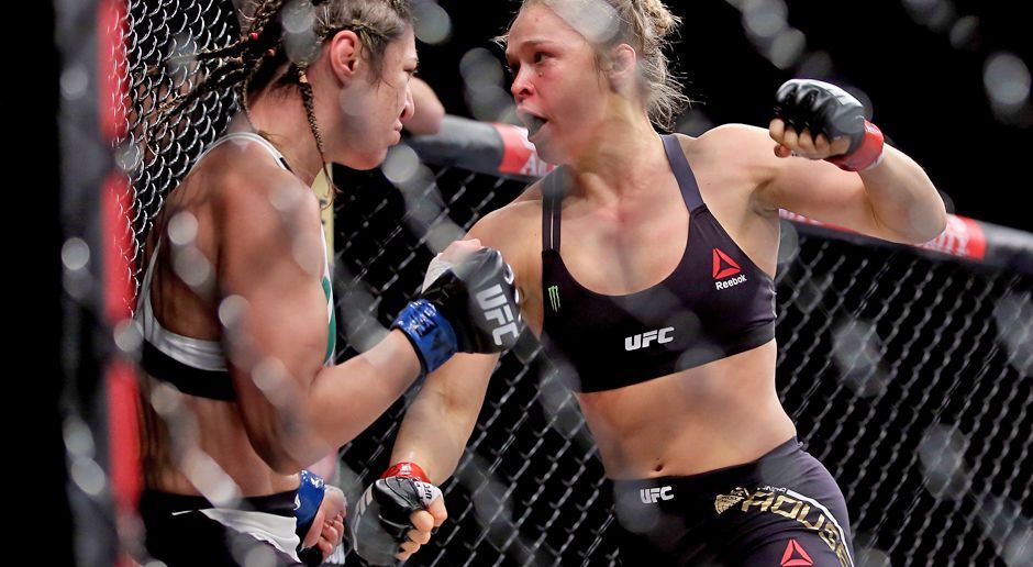 
                <strong>Ronda Rousey vs. Amanda Nunes</strong><br>
                Bodenkampf: 6,42 Takedowns erzielt Rousey pro Kampf – Nunes nur 2,07. Und im Schnitt setzt sie zu 4,94 Aufgabegriffen pro Kampf an, Nunes lediglich zu 1,19. Vorteil Rousey.
              