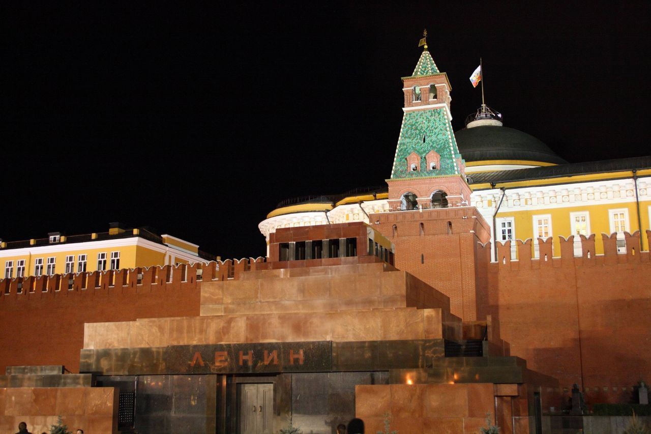 Lenin-Mausoleum in Russland: Seit bald 100 Jahren liegt der kommunistische Revolutionsführer Wladimir Iljitsch Lenin aufgebahrt in einem Mausoleum am Roten Platz in Moskau aufgebahrt. Weil der Erhalt der Mumie so teuer ist, wird aber immer wieder überlegt, seinen Leichnam doch zu bestatten. 