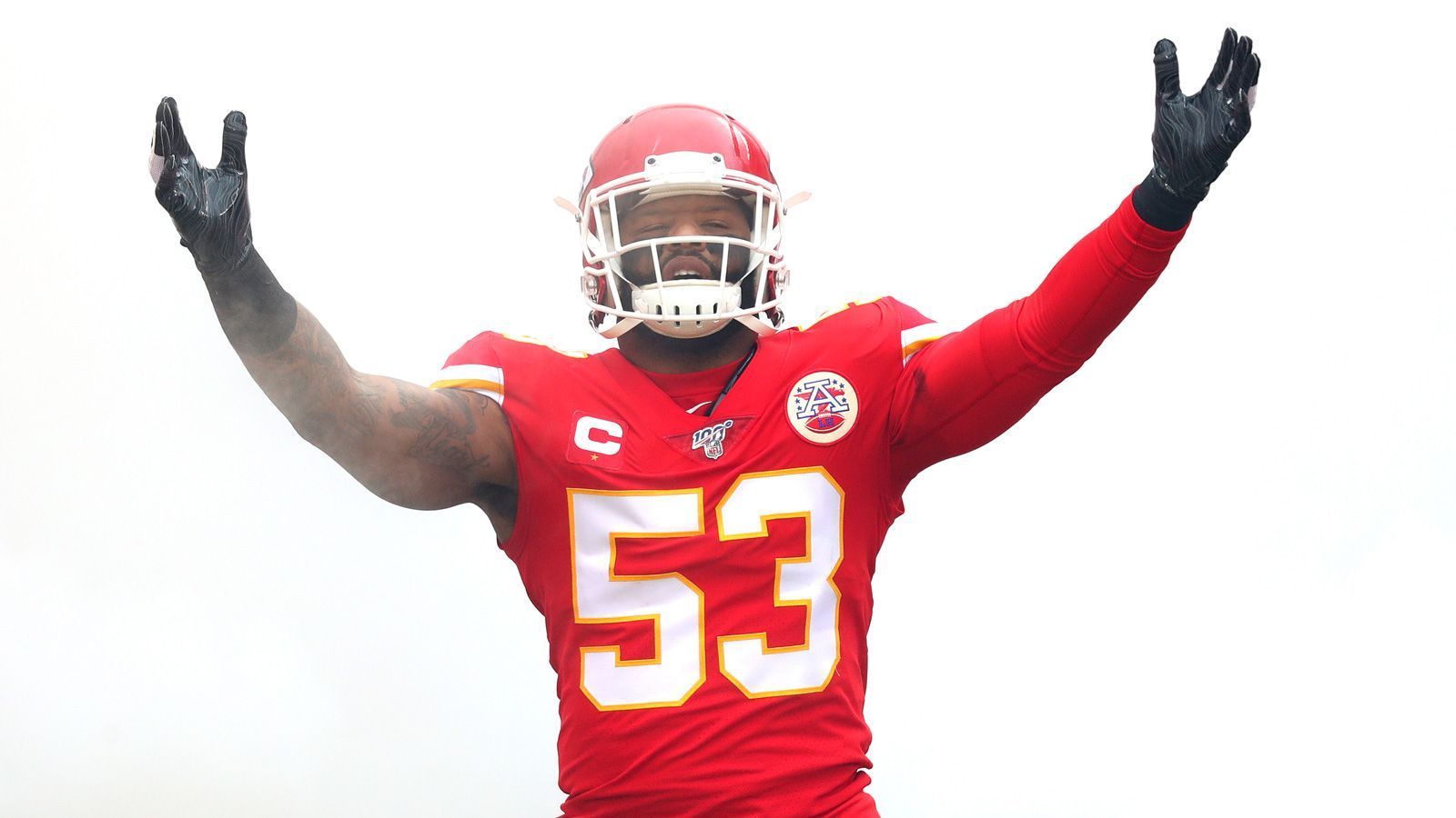 
                <strong>Anthony Hitchens (Kansas City Chiefs)</strong><br>
                Im Vergleich zu Quarterbacks oder Offensive Tackles verdienen Linebacker häufig deutlich weniger Geld im Schnitt. Will ein Linebacker einen gut dotierten Vertrag, muss er nicht nur im Laufspiel dominant agieren, viel wichtiger sind seine Qualitäten als Passverteidiger, etwa gegen Running Backs oder Tight Ends. Genau das war jedoch Anthony Hitchens Schwachstelle im vergangenen Jahr. Der 28-Jährige bringt nicht die nötige Explosivität mit, um von Seitenlinie zu Seitenlinie dominant zu agieren. Neun Millionen Dollar pro Jahr kann Hitchens nicht rechtfertigen.
              