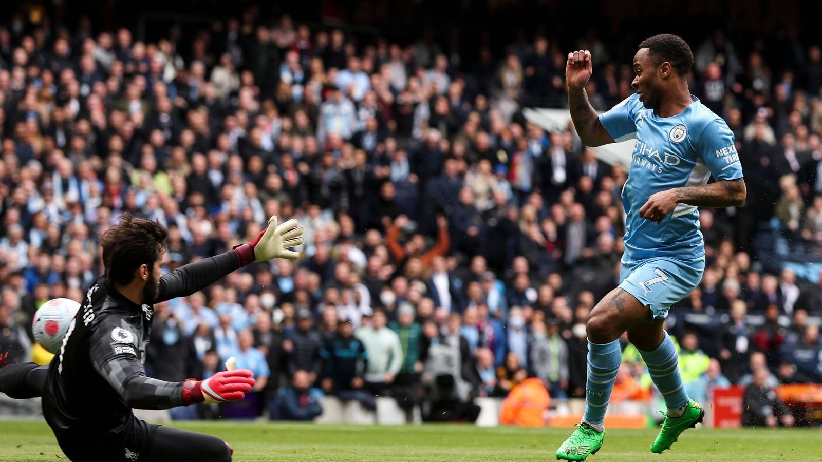 
                <strong>Furioser Start</strong><br>
                Es geht furios los: In der fünften Minute bekommt Gabriel Jesus den Ball und passt in die Mitte zu Raheem Sterling, der aber an Alisson Becker scheitert.
              