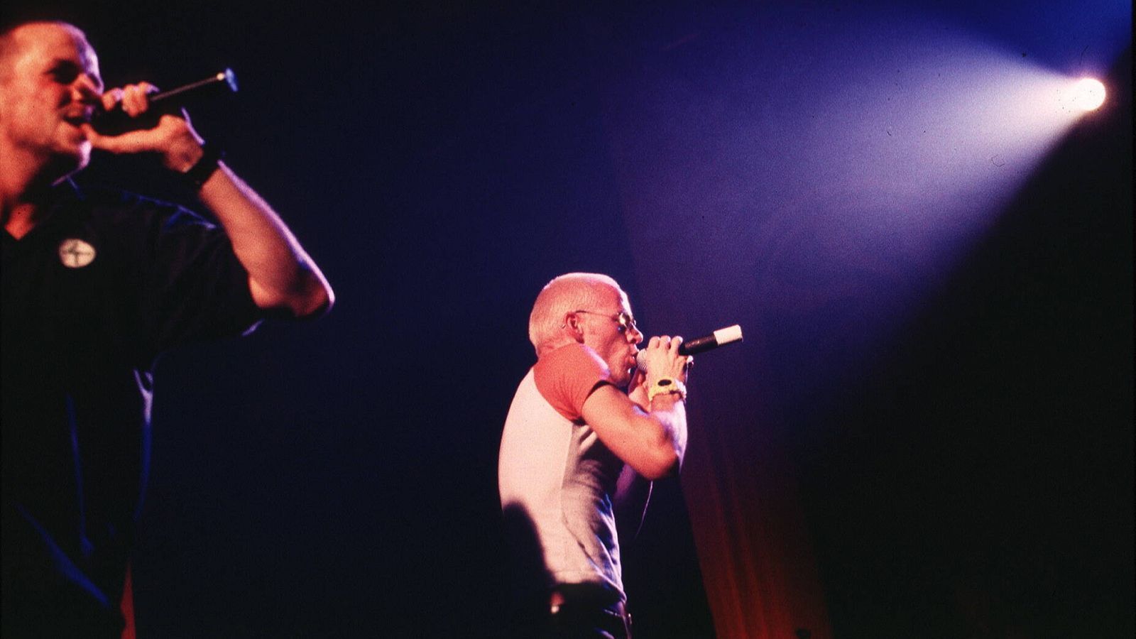 
                <strong>Fanta Vier stürmen die Charts</strong><br>
                Im Oktober 1995 eroberten die Fantastischen Vier die deutschen Single Charts. Mit "Sie ist weg" steht die Gruppe drei Wochen auf Platz eins. Es folgte "Gangsta's Paradise" von Coolio. Zum Jahresende übernahm Michael Jackson mit dem "Earth Song" die Chartspitze.
              
