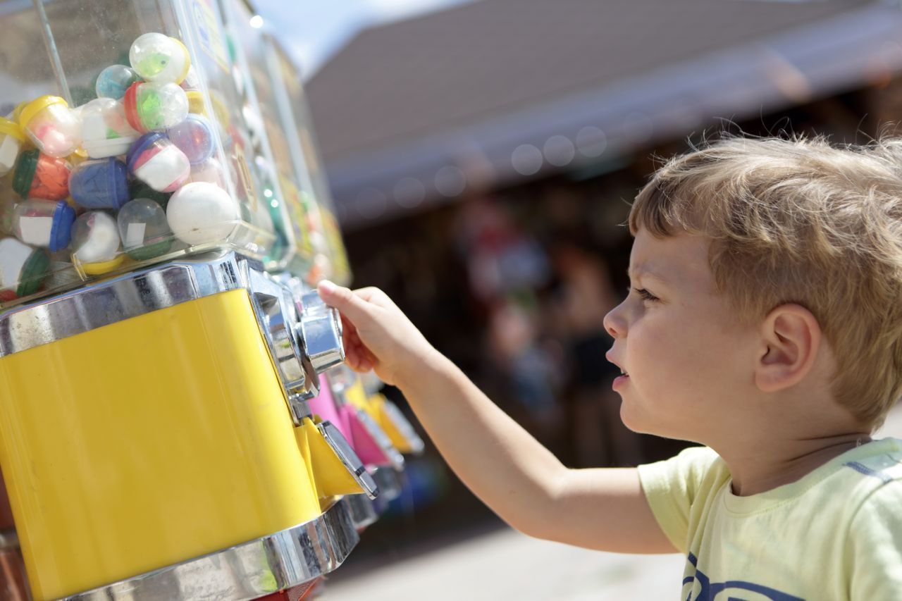 Und erst die Süßigkeiten der 90-er! Center Shock, Hubbabubba, Bum Bum-Eis, Leckmuscheln und Ahoi-Brausepulver. Mit etwas Glück zog man aber auch einen der legendären Sammel-Glasschnullis aus dem Automaten.