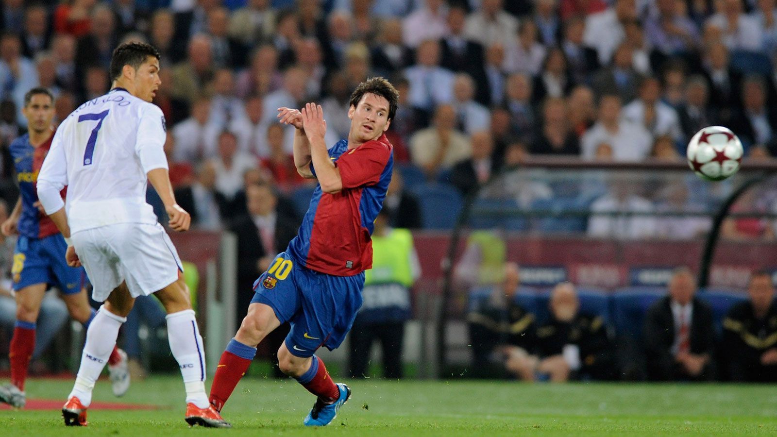 
                <strong>2009: FC Barcelona - Manchester United 2:0</strong><br>
                Das einzige direkte Aufeinandertreffen von Lionel Messi und Cristiano Ronaldo, den beiden besten Fußballern der Gegenwart, in einem Champions-League-Endspiel. "La Pulga" gewann mit seinem FC Barcelona 2:0. Der 1,69 Meter große Argentinier markierte den zweiten Treffer von Barca und das per Kopf. Es war das letzte Puzzleteil im Triple - der Auftakt der großen Barca-Ära unter Pep Guardiola.
              