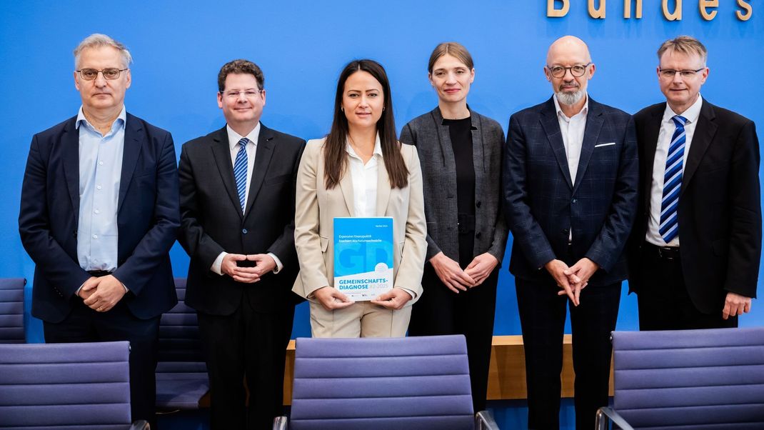 Geraldine Dany-Knedlik (3. v. l.) vom DIW Berlin präsentiert gemeinsam mit anderen Wirtschaftsforschenden die Prognose zur deutschen Konjunktur.