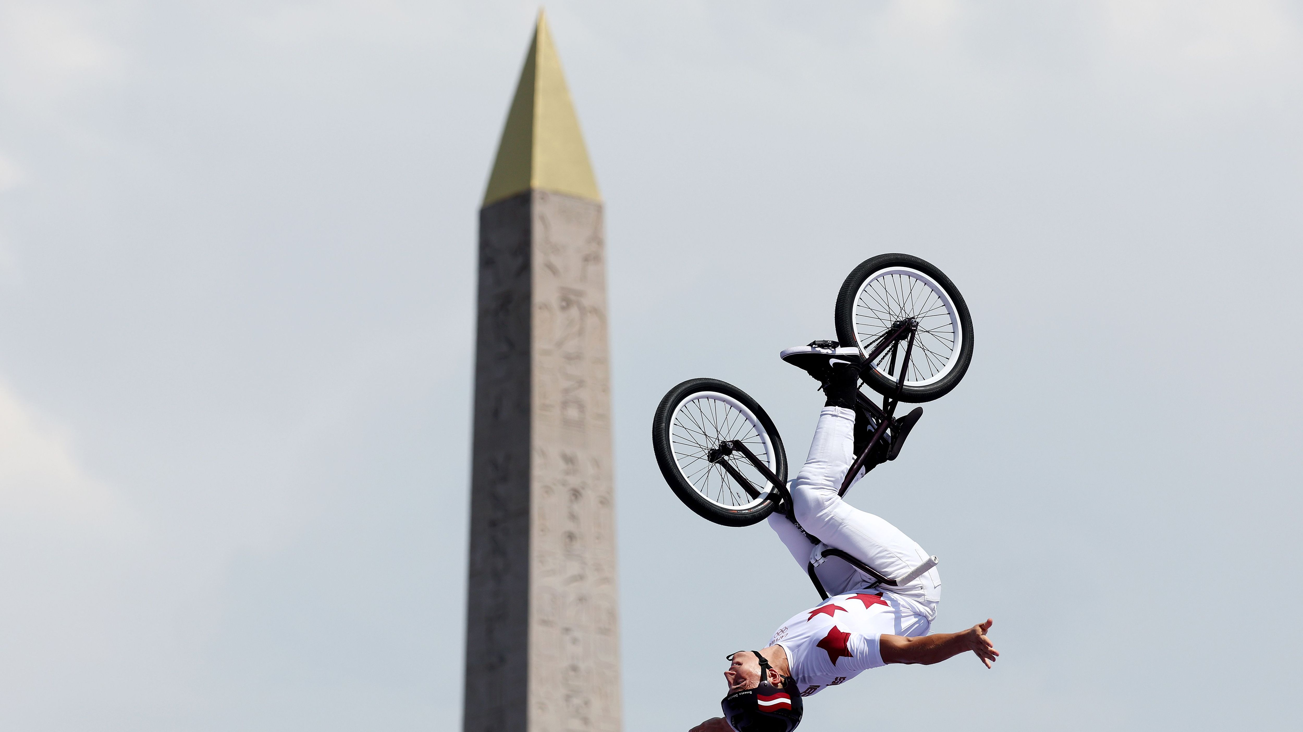 <strong>Olympia 2024: Die besten Bilder des fünften Tages</strong><br>Beim BMX Freestyle wurde dieser Schnappschuss von Ernests Zebolds aufgenommen. Im Hintergrund sieht man die Spitze des größten Platzes in Paris, den "Place de la Concorde".