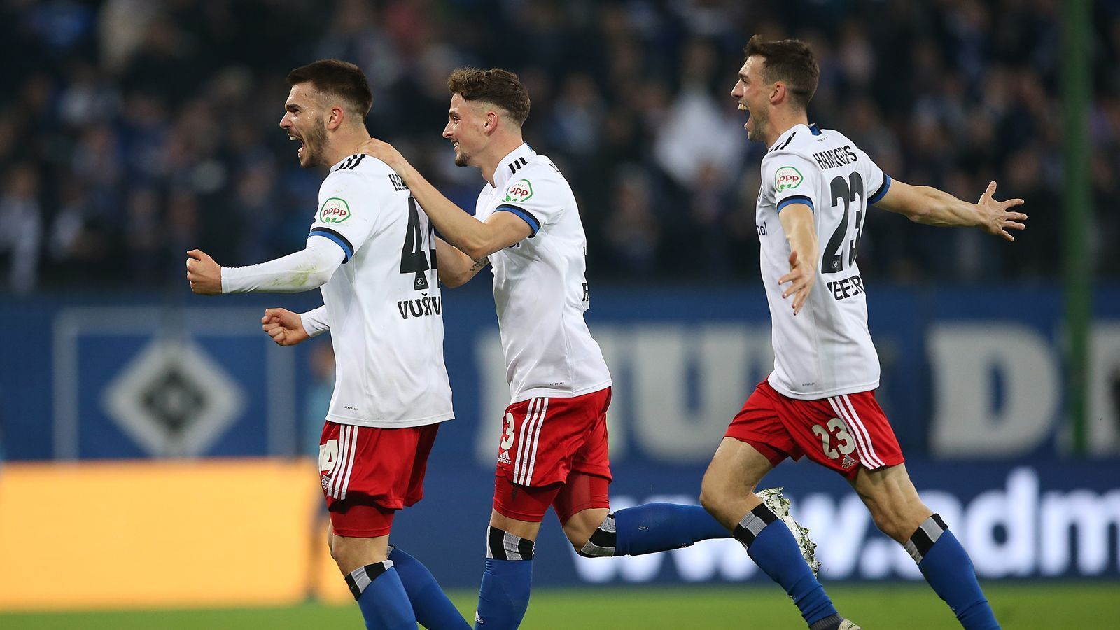 
                <strong>ran-Netman Mike Stiefelhagen: VfB Stuttgart gegen Hamburger SV</strong><br>
                Hertha BSC wird sich trotz eigener Niederlage auf die Hilfe des 1. FC Köln verlassen können, damit der VfB Stuttgart auf dem 16. Platz landet und Felix Magath als Hertha-Retter gefeiert werden kann. In einem dramatischen Schlussspurt steht dann auch der Stuttgart-Gegner in der Relegation fest: der HSV. Hamburg strauchelt zwar selbst gegen Rostock mit einem Remis, aber starke Paderborner lassen einen Darmstadt-Sieg nicht zu. Da Schalke gegen Nürnberg feiertrunken verlieren wird und Bremen zu überzeugen weiß, geht die Schale sogar an Werder. 
              