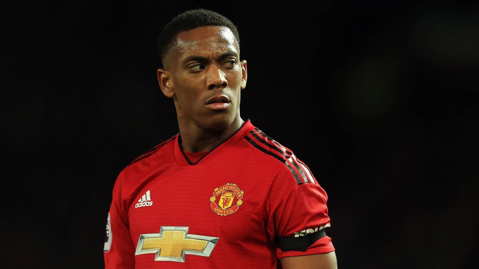 
                <strong>Anthony Martial (Manchester United)</strong><br>
                Martial scheint wie vermutet 50 Millionen Euro gekostet zu haben, als er aus Monaco nach Manchester transferiert wurde. Jedoch behauptet "Football Leaks", dass die Zahlung in zwei Raten erfolgt. So soll die zweite Überweisung erst am Ende der aktuellen Saison ausgestellt werden. In welche Beträge die beiden Zahlungen unterteilt sein sollen, ist nicht bekannt.
              