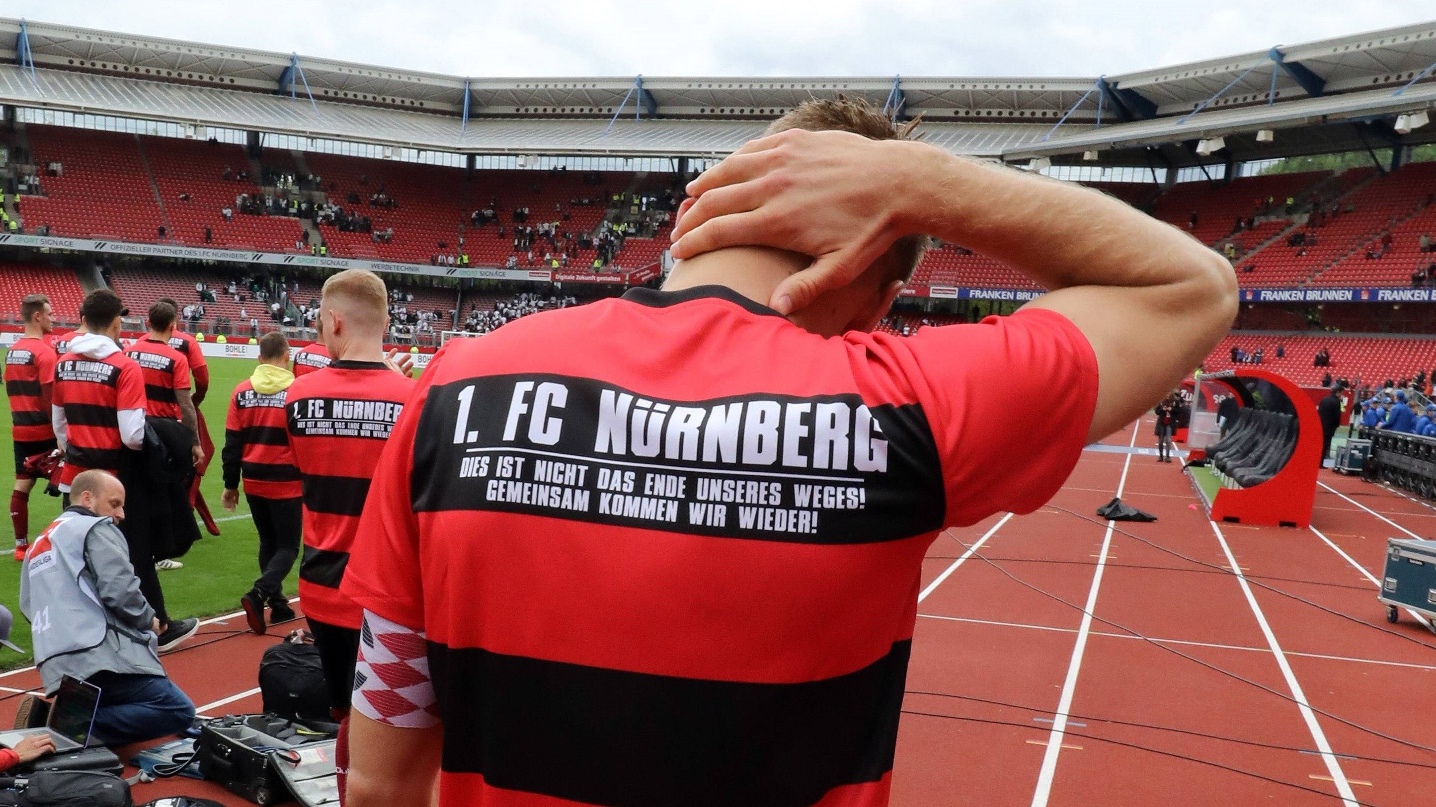 
                <strong>Platz 14 in der ewigen Tabelle: 1. FC Nürnberg</strong><br>
                Wer Nürnberg sagt, muss auch Fahrstuhl sagen. Der Club ist bereits acht Mal in die Bundesliga aufgestiegen - aber eben auch neun Mal abgestiegen. Die Bilanz gleicht der Zweitligist in dieser Saison nicht aus: in der kommenden Saison steht noch ein Zweitliga-Jahr an. Aber der letzte Abstieg ist ja noch nicht so lange her, 2019 war das. Und beim Club weiß man ja: Irgendwann ist man zurück in der Bundesliga.  
              