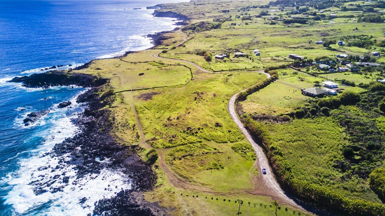 1. Hanga Roa erkunden. Die einzige Ortschaft der Insel mit dem einzigen Hafen liegt an der südlichen Westküste. Ein Besuch im Museo Antropológico Sebastián Englert ist ein "Muss": Das anthropologische Museum, benannt nach dem deutschen Missionar Sebastian Englert, präsentiert Artefakte und informiert über die Rapa-Nui-Kultur.