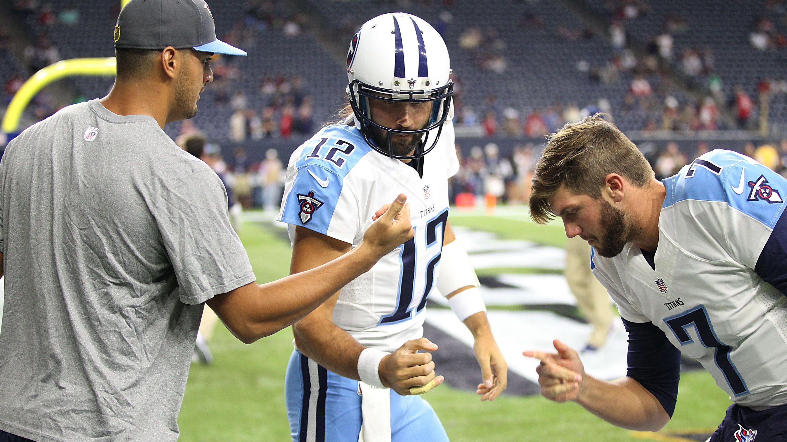 <strong>Charlie Whitehurst (6)</strong><br>Hier liegt die Geschichte etwas anders. Denn Charlie Whitehurst (M.) wollte zwar nach seinem Wechsel 2014 zu den Tennessee Titans die 6 behalten, es reichte aber letztlich nur für die 12. Warum? Der Backup-Quarterback und Punter Brett Kern - der damalige Titans-Profi mit der 6 - fochten nach eigenen Angaben das Recht auf die begehrte Nummer im Armdrücken aus. Und Whitehurst verlor.