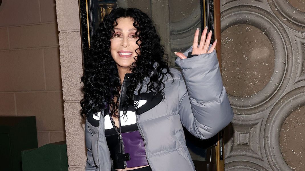 Wie schafft es Cher nur, mit 77 Jahren immer noch so gut auszusehen? In einem Interview verrät sie jetzt ihr Geheimnis. Alle Infos dazu gibt es hier.&nbsp;