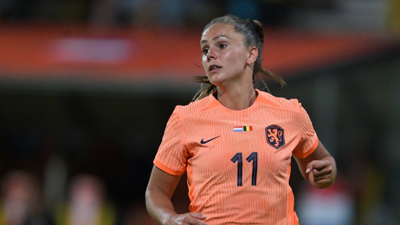 
                <strong>Niederlande</strong><br>
                Bei der WM 2019 scheiterten die Niederländerinnen im eigenen Land nur knapp am Titel. Das Endspiel wurde mit 0:2 gegen die USA verloren. Seitdem hat sich die Niederlande zunehmend in der Spitze des Fußballs der Frauen etablieren können – auch wenn bei der EM im vergangenen Jahr bereits im Viertelfinale gegen Frankreich Schluss war (0:1). Die Qualität im Kader war insgesamt schon mal besser und mit Vivianne Miedema fällt der absolute Top-Star im Sturm wegen eines Kreuzbandrisses aus. Umso mehr Druck lastet auf den Schultern von Lieke Martens (Foto). ran-Prognose: Die Niederlande kann nicht an die letzte WM anknüpfen. Schon die Gruppenphase wird mit den USA und Portugal herausfordernd, mit etwas Glück geht man im Achtelfinale Schweden aus dem Weg. Das Viertelfinale ist möglich, alles andere Bonus.
              