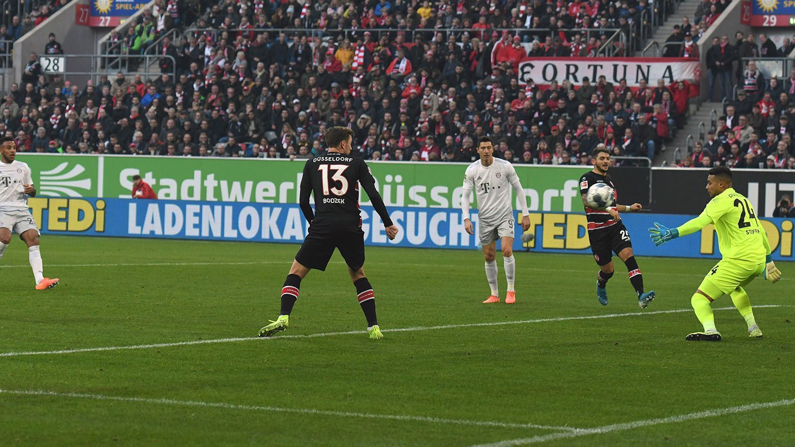 
                <strong>Zack Steffen (Fortuna Düsseldorf) </strong><br>
                23. November 2019: Fortuna Düsseldorf – Bayern München (0:4)Vier Mal musste Fortuna-Keeper Zack Steffen gegen die Bayern hinter sich greifen, am meisten dürfte er sich jedoch über das 0:2 ärgern. Völlig unbedrängt drosch Düsseldorfs Torhüter den Ball nach vorne, direkt in die Füße von Thomas Müller. Der brachte die Kugel zurück in den Strafraum der Fortunen, wo Corentin Tolisso schlussendlich zum 0:2 für die Bayern einnetzte. 0:4 stand es am Ende für die Bayern, da brachte der Fortuna auch das neue Trikot mit dem Logo der Düsseldorfer Punkband "Die Toten Hosen" nichts.
              