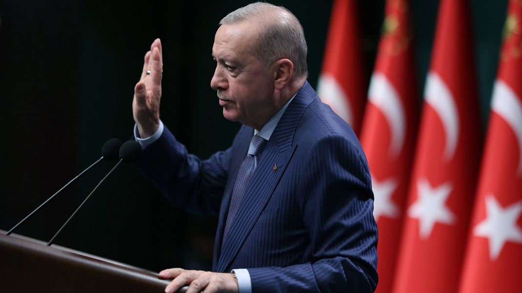 Am 10. August 2014 gewann Recep Tayyip Erdoğan die Präsidentschaftswahl und wurde damit zum zwölften Präsidenten der Türkei gewählt.