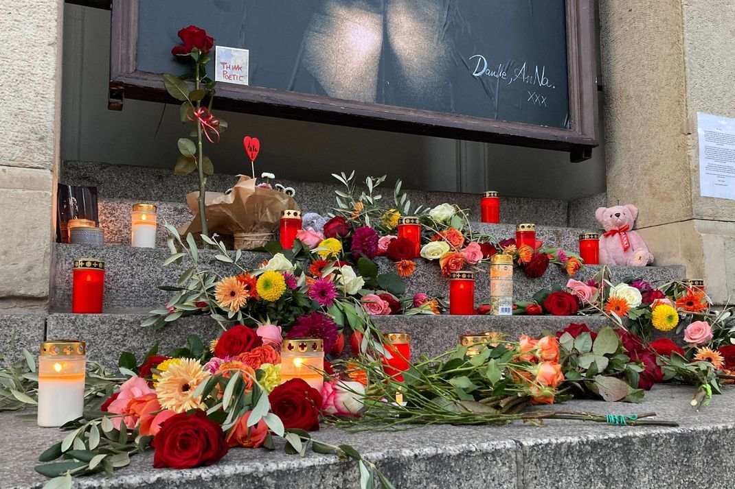 Am Theater des Westens können Fans Blumen in Erinnerung an AnNa R. niederlegen.