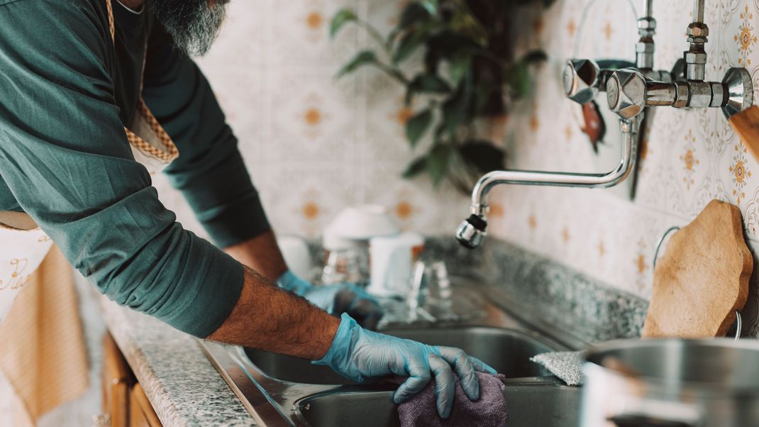 Das Küchenwaschbecken soll wieder glänzen? Mit diesen Hausmitteln haben Kalkflecken keine Chance mehr!