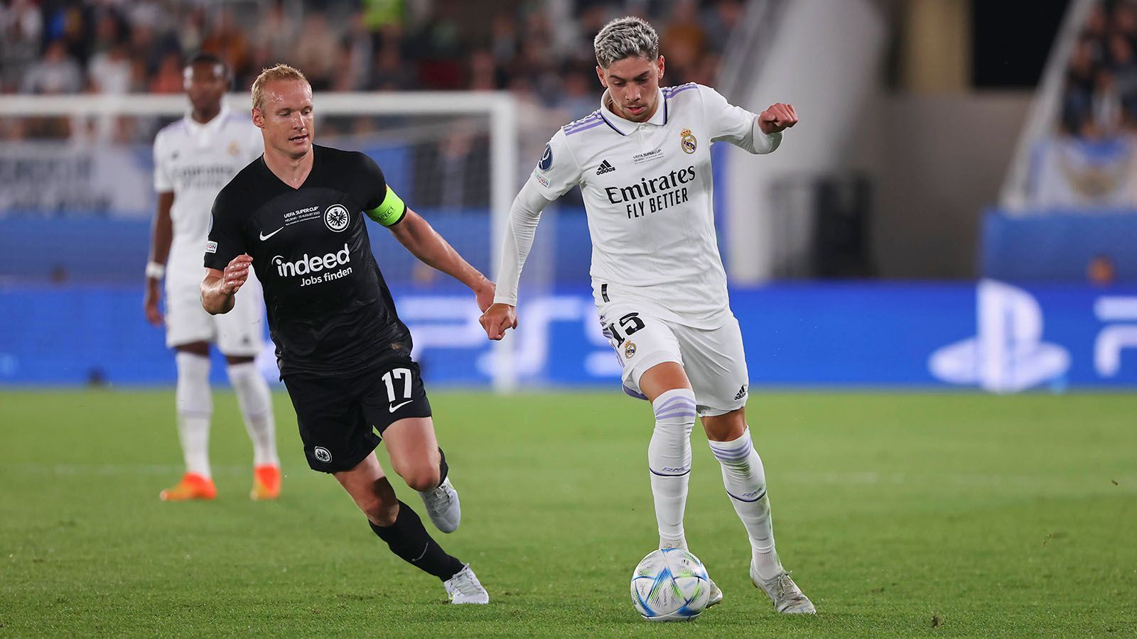 
                <strong>Fede Valverde</strong><br>
                Strahlt in der ersten Halbzeit Gefahr über rechts aus, leitet beinahe Führung ein, fährt dann aber zurück. Wacht erst kurz vor seiner Auswechslung in der 75. Minute nochmal so richtig auf und wirbelt durch die Frankfurter Hälfte. Wird aber vom zweiten Flügelflitzer der Madrilenen an diesem Abend überstrahlt. ran-Note: 3
              