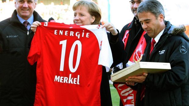 
                <strong>Angela Merkel (Energie Cottbus)</strong><br>
                Angela Merkel (Energie Cottbus). Die Bundeskanzlerin ist seit dem Feburar 2008 Ehrenmitglied des Drittligisten.
              