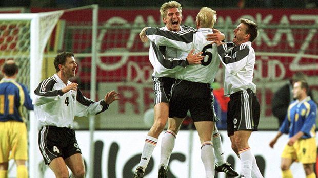 
                <strong>Qualifikation zur WM 2002</strong><br>
                Qualifikation zur WM 2002: Bei der Weltmeisterschaft in Südkorea und Japan wurde Deutschland Zweiter. Doch beinahe wäre das DFB-Team gar nicht dabei gewesen. Erst in der Relegation konnte die Völler-Elf das WM-Ticket lösen.
              
