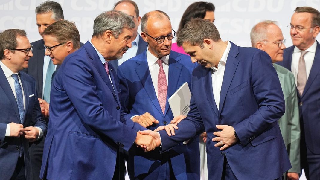 Trotz Einheit vor den Kameras: Streitpunkte scheinen die junge Schwarz-Rot-Koalition zu belasten. (v.l.n.r.: Markus Söder, Friedrich Merz und Lars Klingbeil)