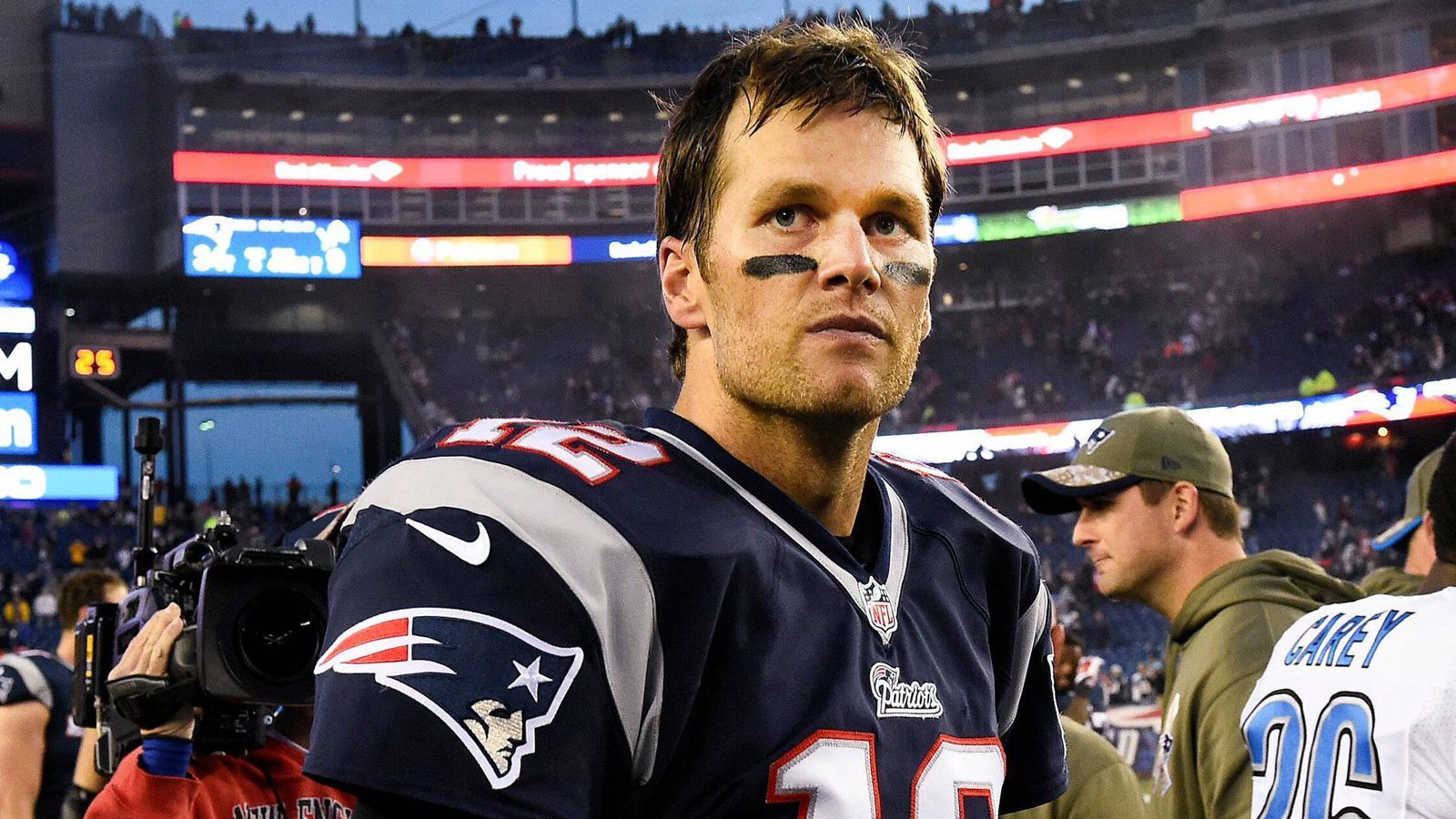 
                <strong>Saison 2014</strong><br>
                Nach der Saison 2013 ließ Brady seinen Vertrag neu strukturieren, um den Patriots mehr finanziellen Spielraum zu ermöglichen. In den nächsten drei Jahren würde er 27 Millionen Dollar kassieren.Jahreseinkommen: 19.000.000 Dollar
              