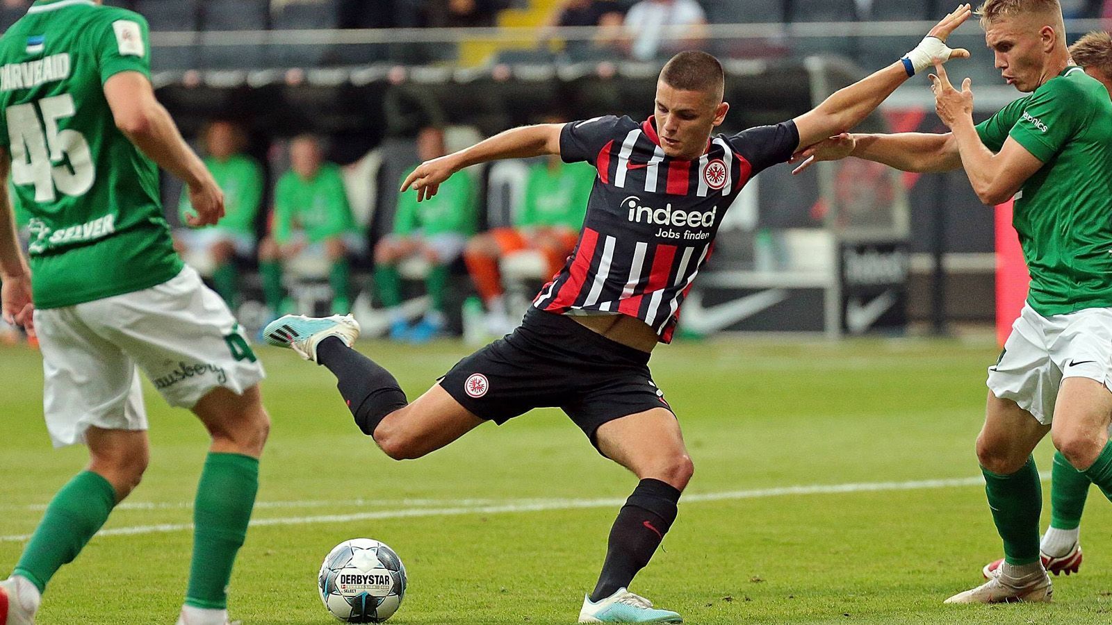 
                <strong>Dejan Joveljic</strong><br>
                In der 25. Minute dem Führungstreffer der Eintracht nahe, als er einen Kopfballaufsetzer knapp am Tor vorbei setzt. Insgesamt hat der Bosnier sehr viele Chancen, was von seinem unermüdlichen Einsatz zeugt, allerdings sind seine Abschlüsse meist zu ungenau. Hat bereits in der 67. Minute Feierabend. ran-Note: 3
              