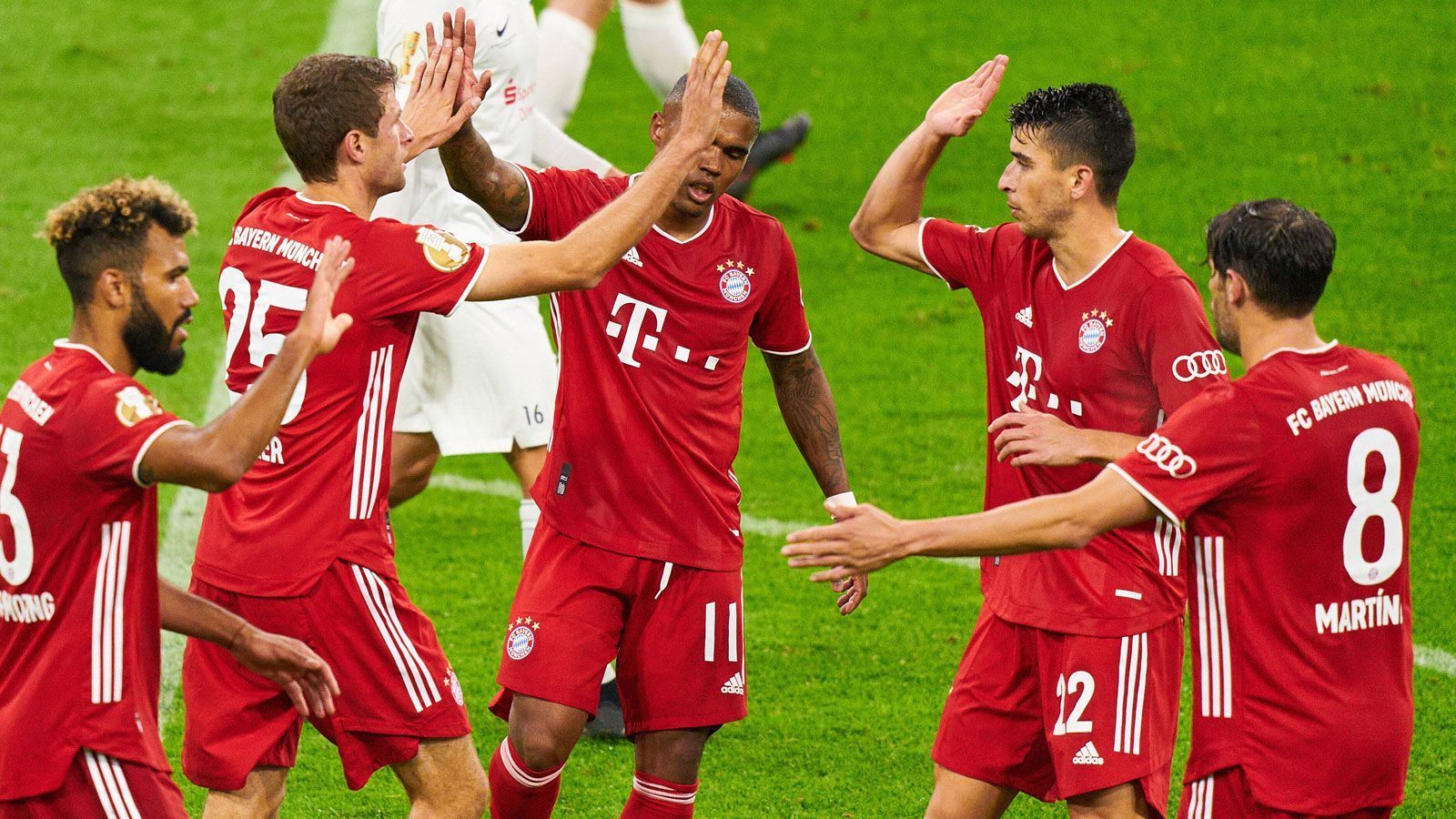 
                <strong>DFB-Pokal: Die Bayern-Profis gegen Düren in der Einzelkritik</strong><br>
                Der FC Bayern steht in der zweiten Runde des DFB-Pokals, mit 2:0 besiegte eine B-Elf des Triple-Siegers den Fünftligisten 1. FC Düren. Der Bayern-Sieg war zu keinem Zeitpunkt in Gefahr, auch wenn das Ergebnis nicht so hoch ausfiel, wie vielleicht erwartet. Wir haben die Bayern-Stars benotet.
              