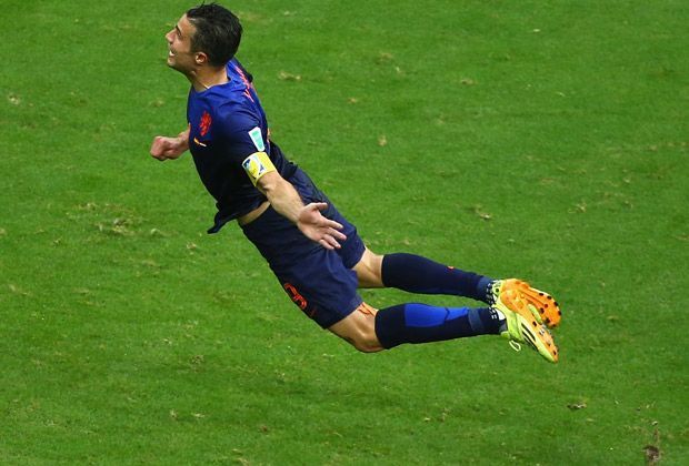 
                <strong>Van Persie - #FlyingDutchman</strong><br>
                Im WM-Spiel zwischen Spanien und den Niederlanden gelingt Robin van Persie kurz vor der Halbzeit der 1:1-Ausgleichstreffer. Nach einem langen Ball hechtet der Manchester-Stürmer zum Ball und erzielt per Kopf ein wahres Traumtor - in den sozialen Netzwerken ist die Freude groß...
              