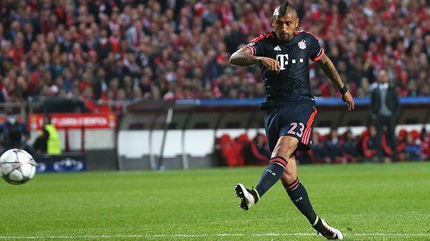 
                <strong>Arturo Vidal</strong><br>
                Arturo Vidal: Der Chilene brachte von Beginn Aggressivität ins Bayern-Mittelfeld. Vidal war viel unterwegs und eroberte mehrfach mit gutem Einsatz den Ball. Seine ganze Entschlossenheit zeigte sich sieben Minute vor der Pause, als eine Faustabwehr von Torwart Ederson von der Strafraumgrenze volley in die Maschen hämmerte. Mit einem weiteren guten Schuss direkt vor der Pause. Störte immer wieder das Aufbauspiel Benficas. Vidal war neben Lahm Bayerns Bester. ran-Note: 1
              