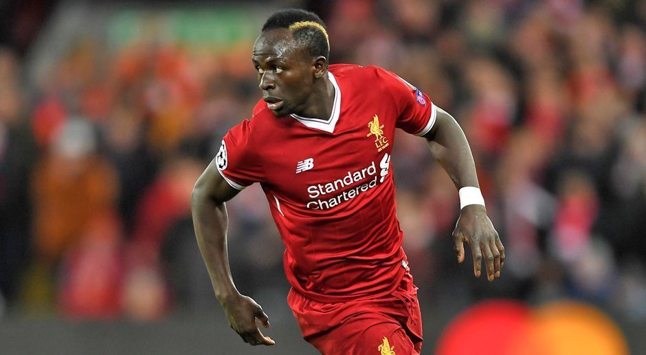 
                <strong>Sadio Mane (FC Liverpool)</strong><br>
                Fällt anfangs nur mit einer Grätsche gegen Otamendi auf. Da Mane weggerutscht war, gibt es aber zu Recht nur Gelb. Ist in Minute 37 tatsächlich der erste Rote, der im Strafraum den Ball führen kann. Ertrag: eine unmotivierte Flanke in den ersten Gegenspieler, der im Weg steht. Besser nach der Pause. Wegbereiter des 1:1 in Minute 55 mit einem Tunnel gegen Otamendi. Ansonsten fällt Mane aber etwas zu seinen Sturmpartnern ab. ran-Note: 4
              