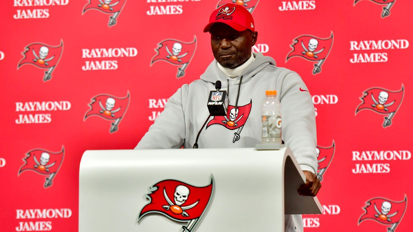 <strong>14. Platz (geteilt): Todd Bowles</strong><br>
                • Team: Tampa Bay Buccaneers<br>• Im Amt seit: 2022<br>• Regular-Season-Bilanz: 17-17<br>• Vorherige Stationen: Dolphins-HC (2011, interimsweise für drei Spiele), Eagles-DC (2012), Cardinals-DC (2013-2014), Jets-HC (2015-2018), Bucs-DC (2019-2021)