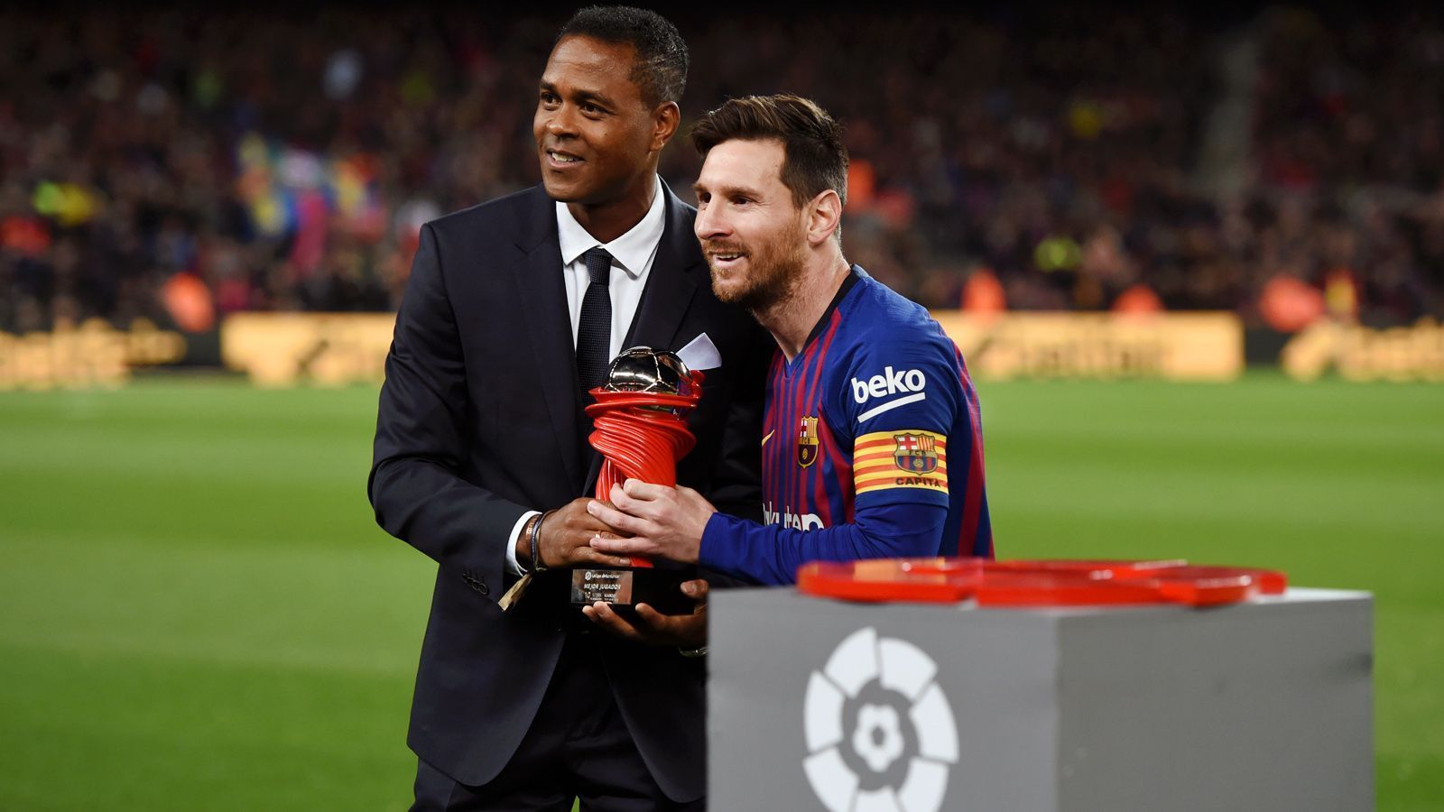 
                <strong>Patrick Kluivert (Leiter der Barca-Nachwuchsabteilung)</strong><br>
                Zwischen 1998 und 2004 hat Patrick Kluivert (li.) als Aktiver die große Zeit der Oranje-Invasion beim FC Barcelona erlebt. Durch Trainer wie Johann Cruyff oder Louis van Gaal spielten seinerzeit viele niederländische Profis bei den Katalanen - Torjäger Kluivert war er einer der erfolgreichsten davon (257 Pflichtspiele, 122 Tore). Seit dem Sommer 2019 arbeitet der 44-Jährige wieder bei seinem Ex-Klub und zwar als Leiter der Barca-Nachwuchsabteilung. Laut "Mundo Deportivo" wird über ihn als Setien-Nachfolger diskutiert. Aber: Ex-Stürmerstar Kluivert hat als Trainer noch nicht viel Erfahrung vorzuweisen. Zwischen 2011 und 2013 coachte er die zweite Mannschaft von Twente Enschede, danach folgte ein kurzes Intermezzo als Nationaltrainer von Curacao sowie ein Posten als Co-Trainer von Clarence Seedorf bei der Nationalmannschaft Kameruns. 
              