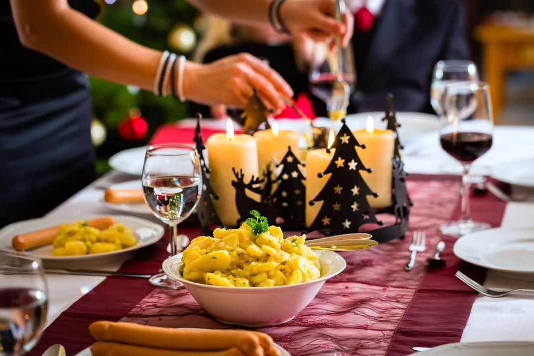 Kartoffelsalat mit Würstchen – das perfekte Weihnachtsessen für Kinder.