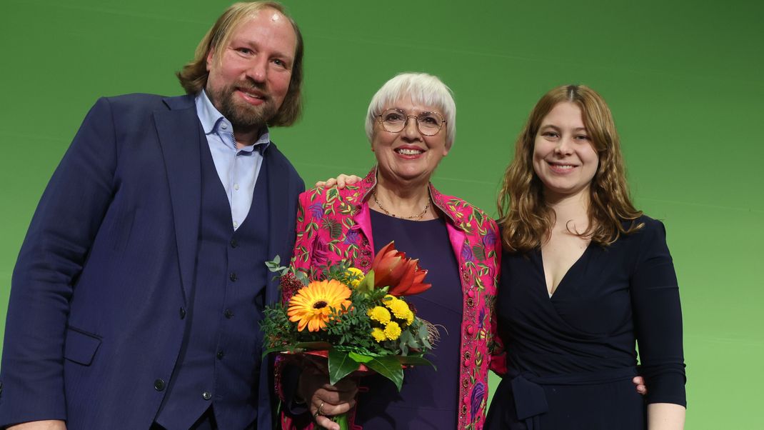 14.12.2024, Bayern, Hirschaid: Anton Hofreiter (l-r, alle Bündnis90/Die Grünen)), Claudia Roth und Jamila Schäfer stehen bei der Landesdelegiertenkonferenz der bayerischen Grünen, nach ihrer Wahl auf der Bühne. Die Partei wird bei dem zweitägigen Parteitag ihre Landesliste mit den Kandidatinnen und Kandidaten für die bevorstehende Bundestagswahl aufstellen. 