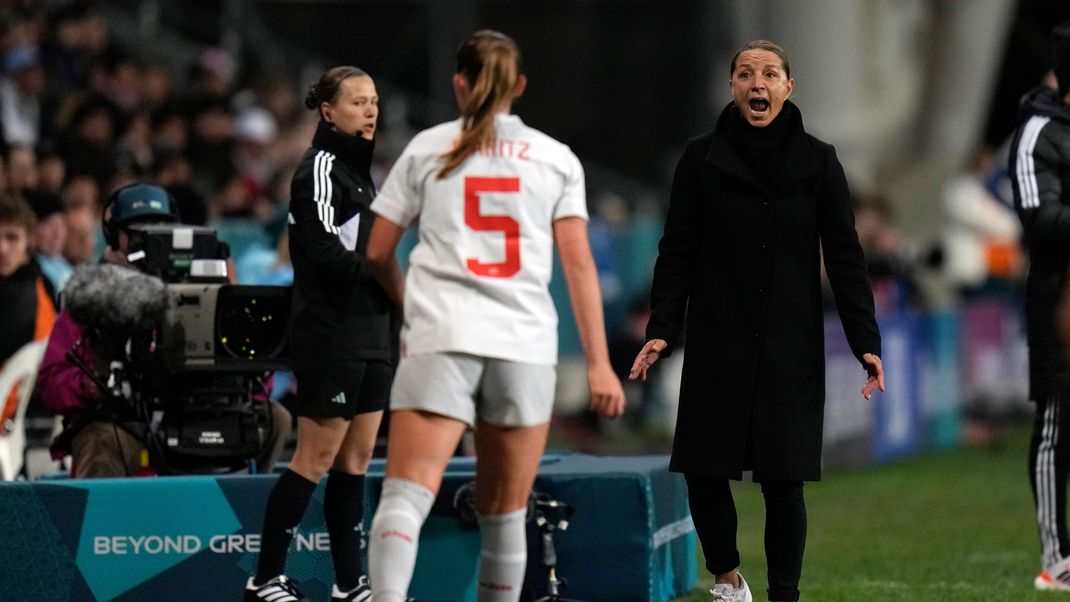 Für die deutsche Fußballtrainerin Inka Grings und ihre schweizerischen Spielerinnen ist der Achtelfinaleinzug zum Greifen nah.