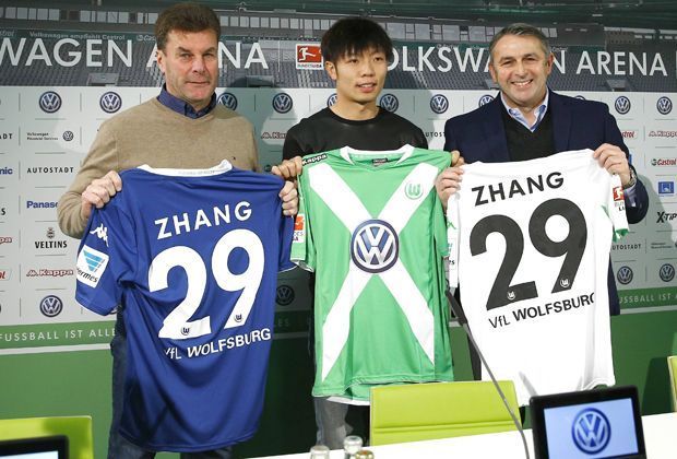 
                <strong>Xizhe Zhang zum VfL Wolfsburg</strong><br>
                Seine Vorstellung sorgte für Begeisterung: 44 Millionen Chinesen schauten die Pressekonferenz, auf der Xizhe Zhang offiziell beim VfL Wolfsburg vorgestellt wurde. Der 23-Jährige spielte bisher bei Beijing Guoan und kostete die Wölfe 1,5 Millionen Euro. 
              