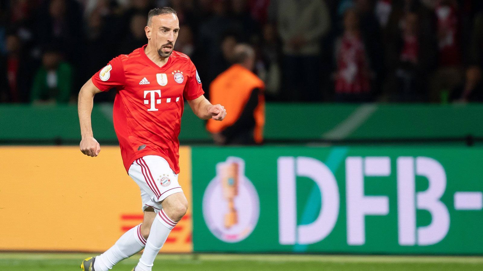 
                <strong>7. These: Ribery kehrt in der Winterpause zurück</strong><br>
                Weil Sane aber noch nicht von Beginn an voll belastbar ist, sorgen die Bayern für eine weitere Überraschung. BIENVENUE! Franck Ribery kehrt bis zum Saisonende zurück. "Aux Champs Elysee..." Die Konditionen: Ribery wohnt bei Uli Hoeneß am Tegernsee – Kost und Logis sind frei. Einmal wöchentlich wird ein goldenes Steak serviert. Vertraglich ebenfalls zugesichert: Jegliche Fluchtiraden gegen Hater in sozialen Medien werden nicht sanktioniert. Merci beaucoup.
              