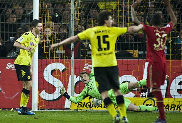 
                <strong>Spiel vier</strong><br>
                Im Rückspiel der Saison 2011/12 erzielte der Pole sein erstes Tor gegen die Münchner. Beim erneuten 1:0-Erfolg gelang dem Stürmer das Tor des Tages, Manuel Neuer war chancenlos.
              
